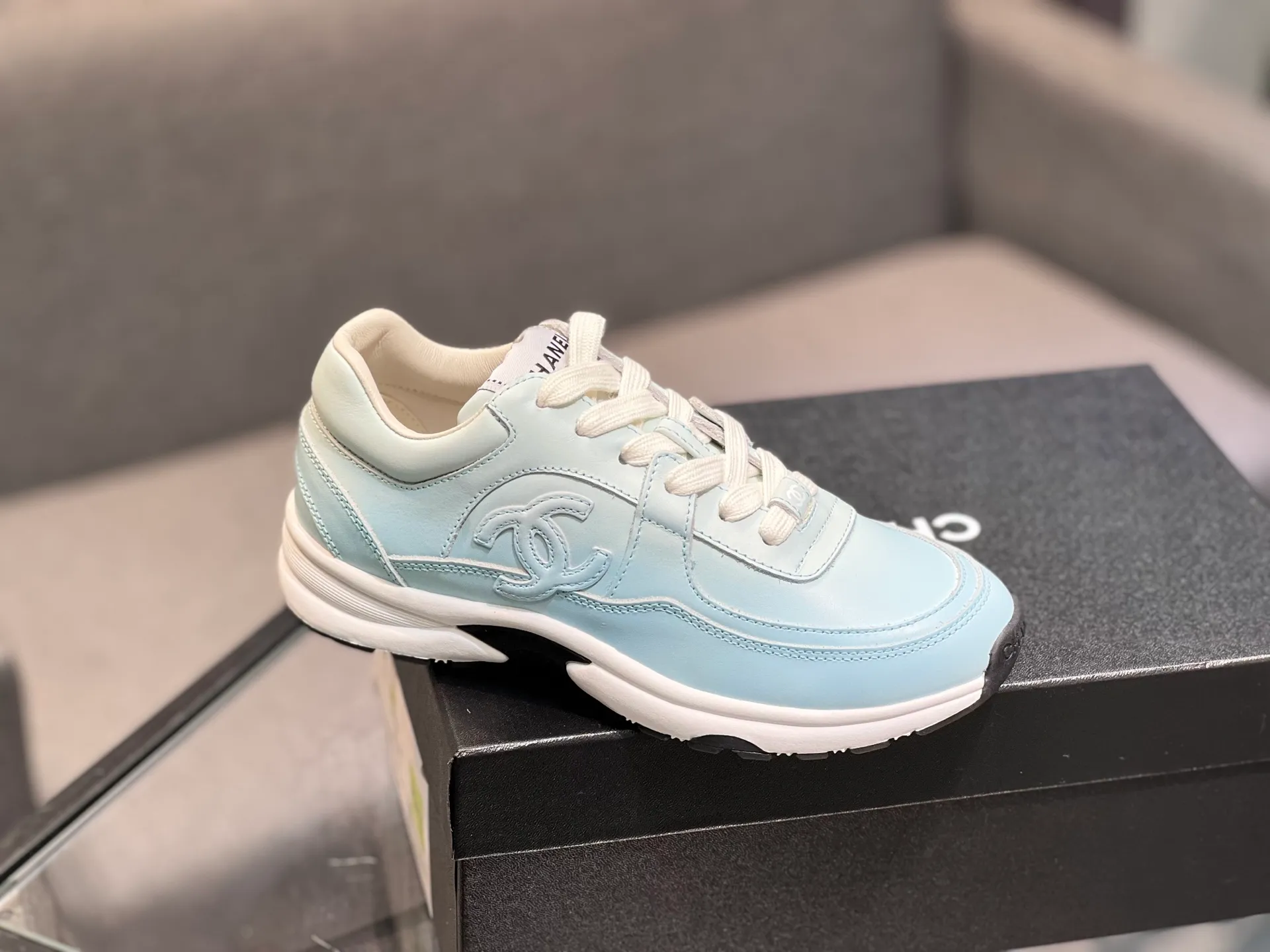 Men's men's shoes 💰660 Exclusive real shot (top version) CHANEL Chanel 2025ss color matching thick-soled casual sports shoes and sneakers. The counter is synchronized. The counter is very popular. A shoe that is very difficult to buy. The most popular thick-soled panda shoes on the Internet. It can be imagined that Xiaoxiang control can't miss it. It has both good looks and comfort. Simple and versatile white shoes. The thick sole increases the height and is super versatile. Close your eyes and wear it. Whoever wears it will look better. Upper: calfskin Lining: imported sheepskin lining Outsole: TPU original outsole Size: 35-44 (customized for women 41 and 40, and 45 for men)